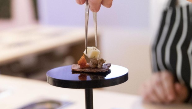 https://genomicgastronomy.com/wp-content/uploads/2019/07/center-for-genomic-gastronomy-loci-food-lab.-installation-image-at-food-bigger-than-the-plate-at-va-c-the-artist.-photo-victoria-and-albert-museum-london-2-620x352.jpg